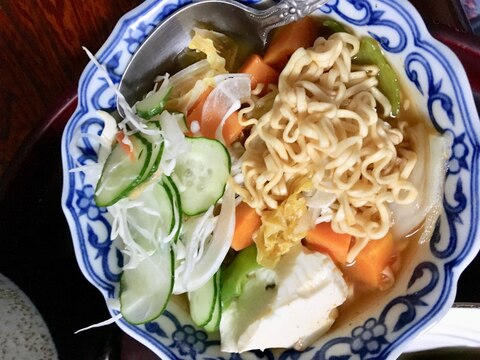 サラダ、豆腐、ラーメン